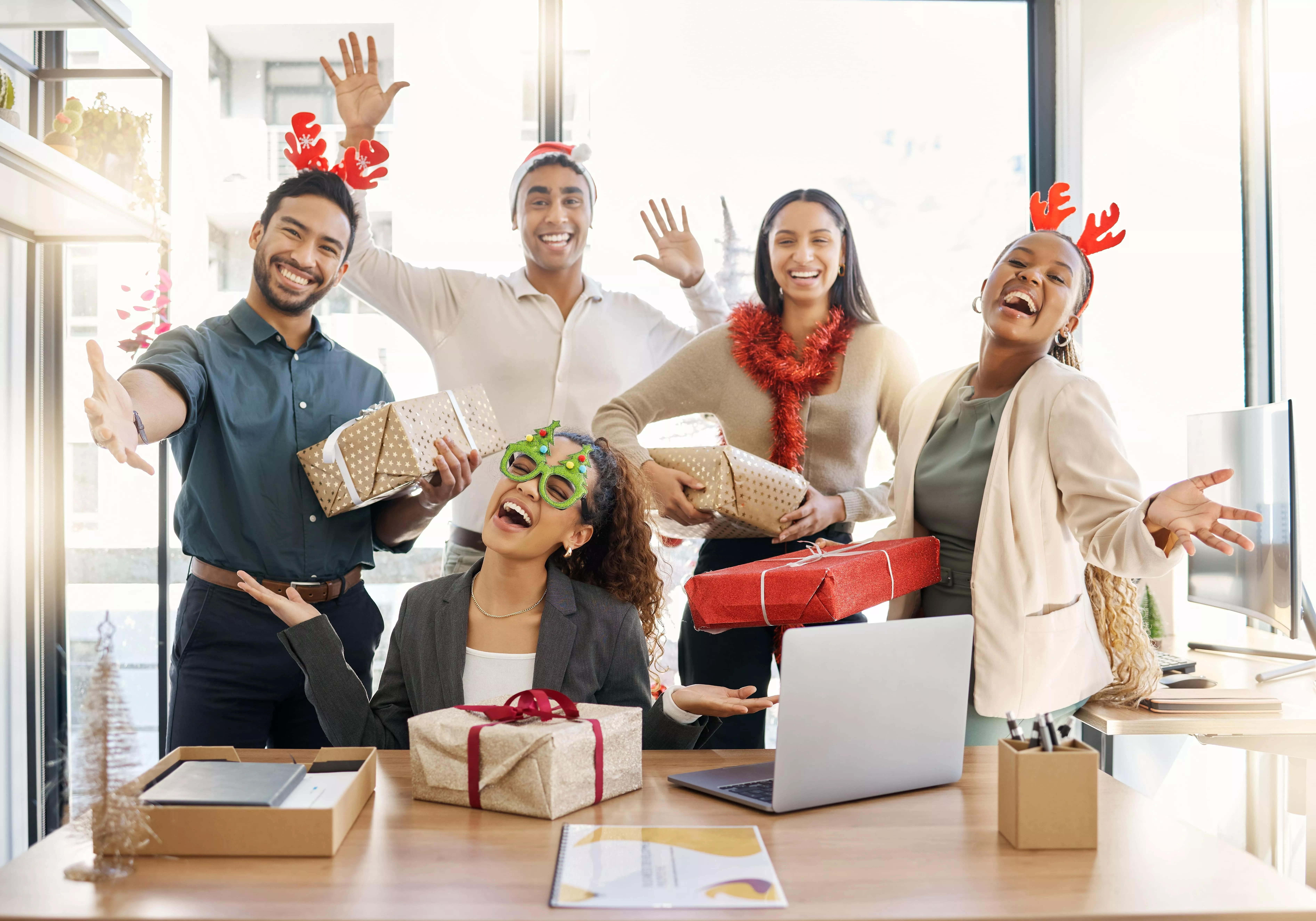 L'Art de la magie de Noël au bureau : le rôle clé de l'adjointe administrative